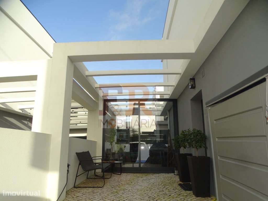 Semi-Nova Geminada Duplex T3 com Piscina Fernão Ferro-56