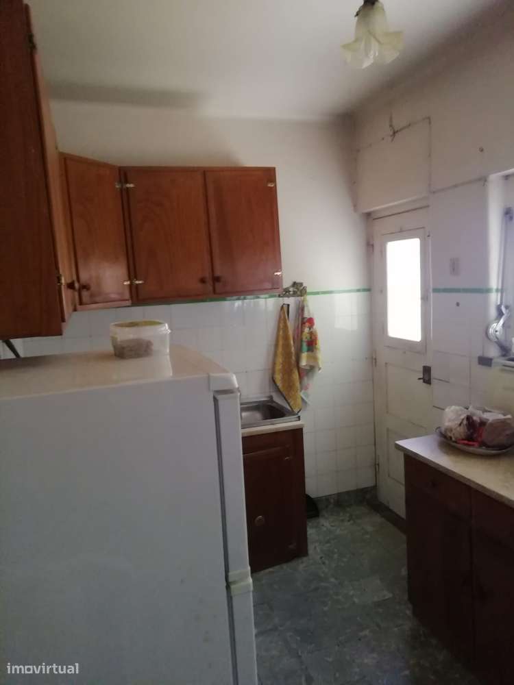Moradia térrea para venda na Amoreira com muito potencial.-16