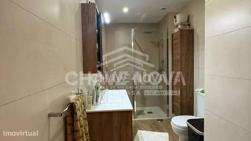Apartamento T2 no último andar com 3 varandas e garagem-7