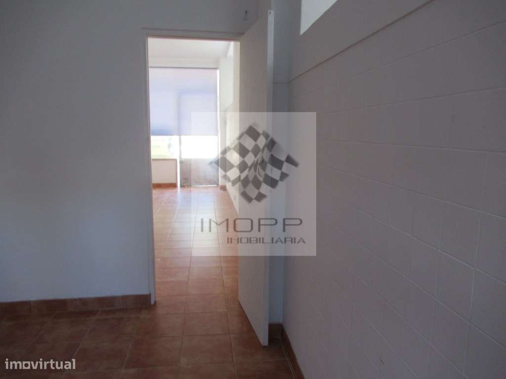 Loja com excelente localização na Reboleira-7