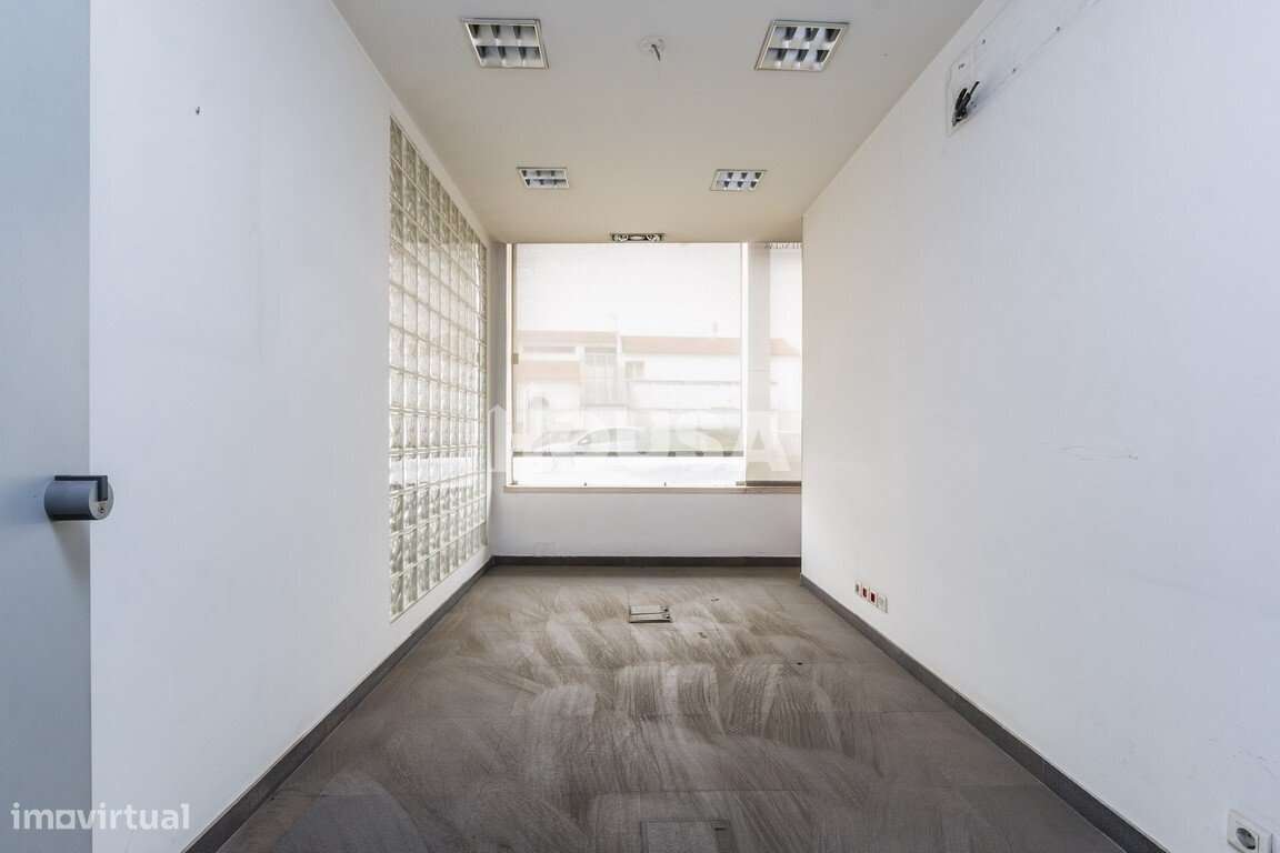 Prédio de 4 Pisos Junto à Estação de Comboios - Grande imagem: 3/26