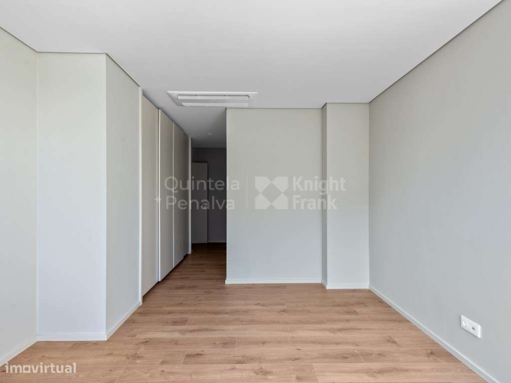 Apartamento T2 com terraço e garagem entre Monsanto e Miraflores-16
