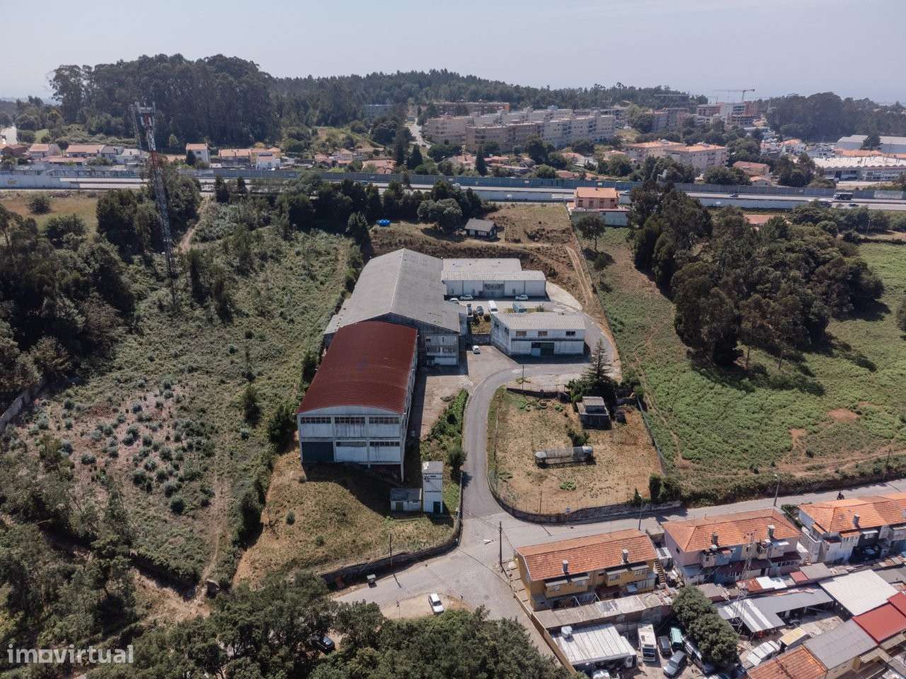 Armazéns com uma área de 5.270m2, em terreno com 14.000m2.-31
