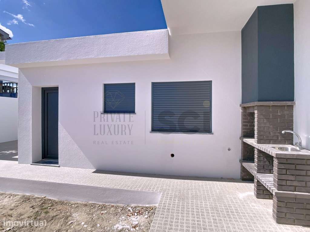 Moradia Térrea independente T3+1 em Fernão Ferro, boas áreas-23