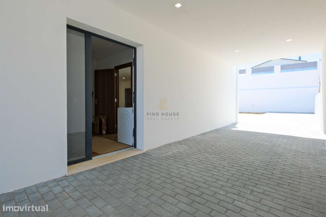 Vende-se Moradia Isolada T4 com garagem, piscina e jardim em Albarraqu-47