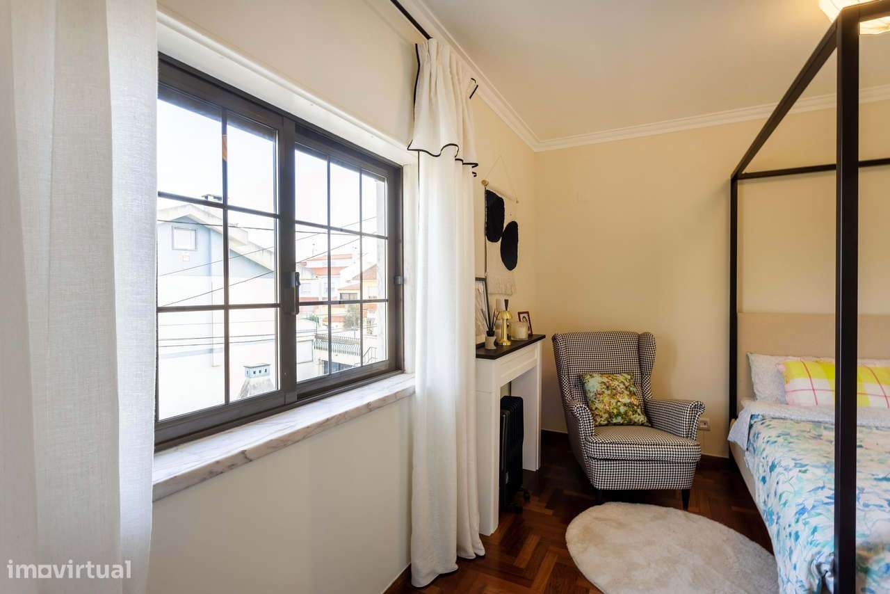 Moradia remodelada com jardim, garagem e vista desafogada, Algueirão,-32