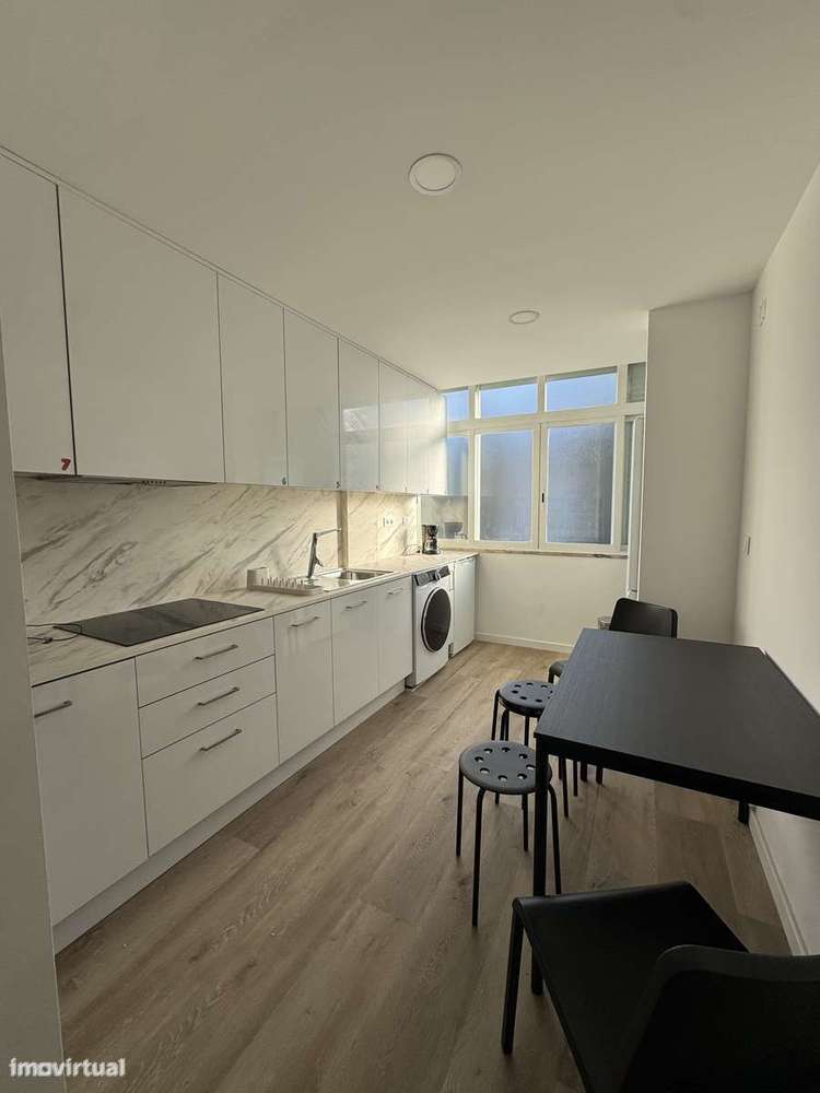 Quarto mobilado com 2 varandas em apartamento com 7 quartos e 4 WC - Grande imagem: 5/11