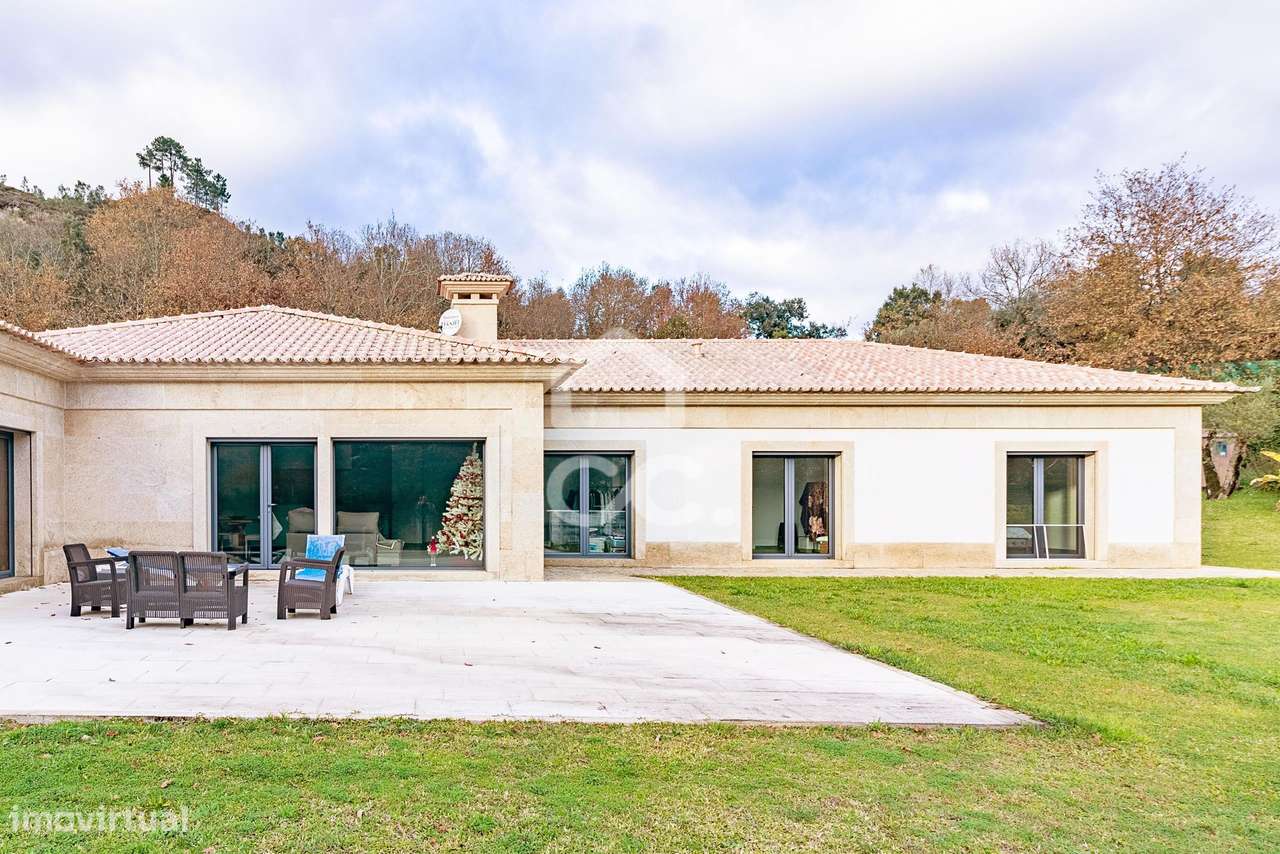 Moradia Térrea de Luxo com Cave | Conforto, Eficiência e Espaço Exteri-7