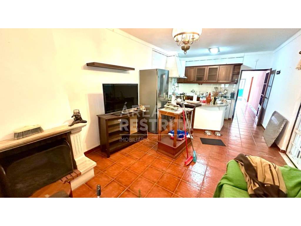 Moradia T3 em Banda - Churrasqueira, anexo e potencial para piscina...-19