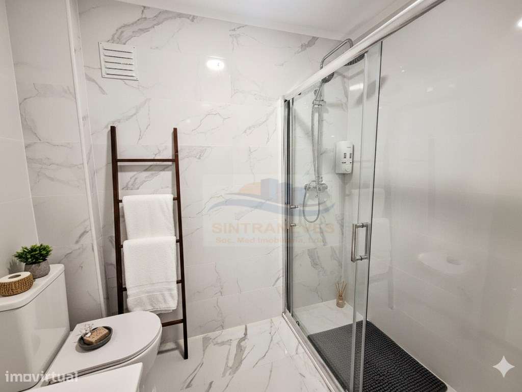 T2 em remodelação total, edifício e fracções como novos.-6