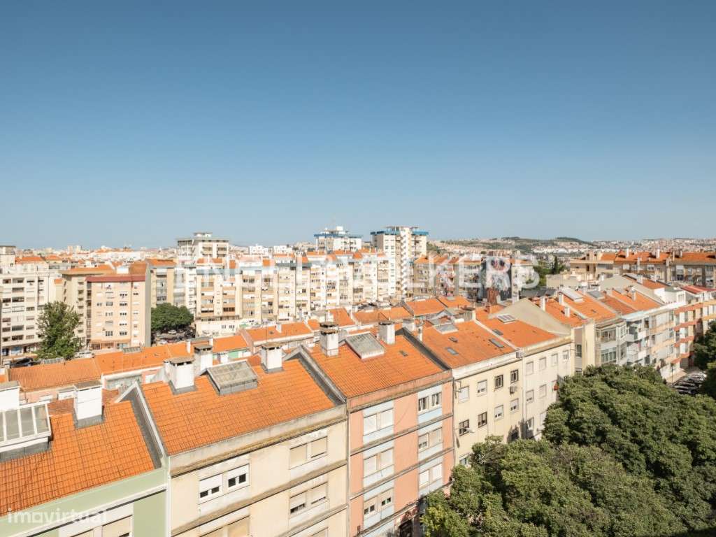 T2 em Benfica para Remodelação com Vista Panorâmica sobre Lisboa-22