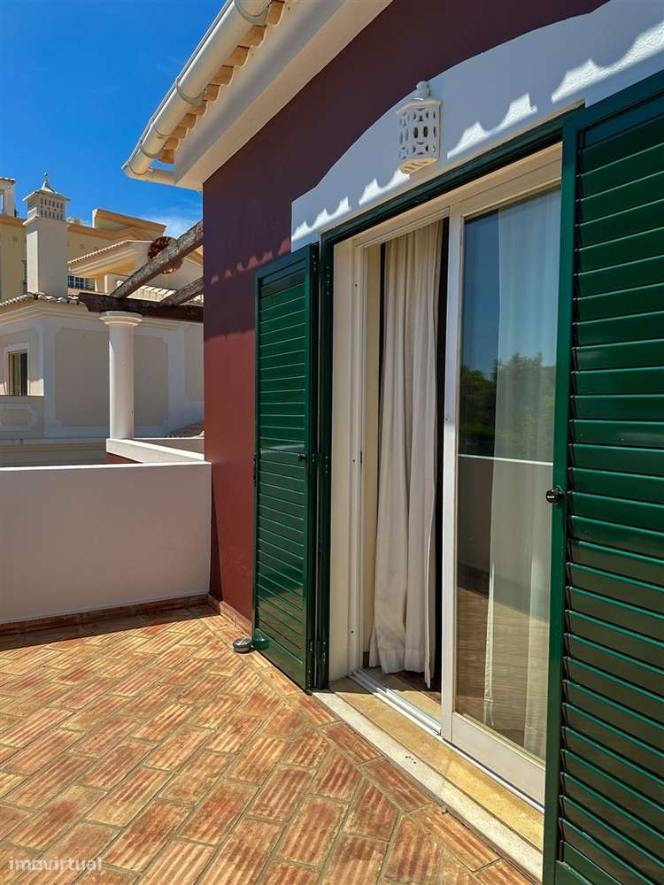 Moradia T5 com piscina e jardim a poucos metros da Praia do Alemão – A-56