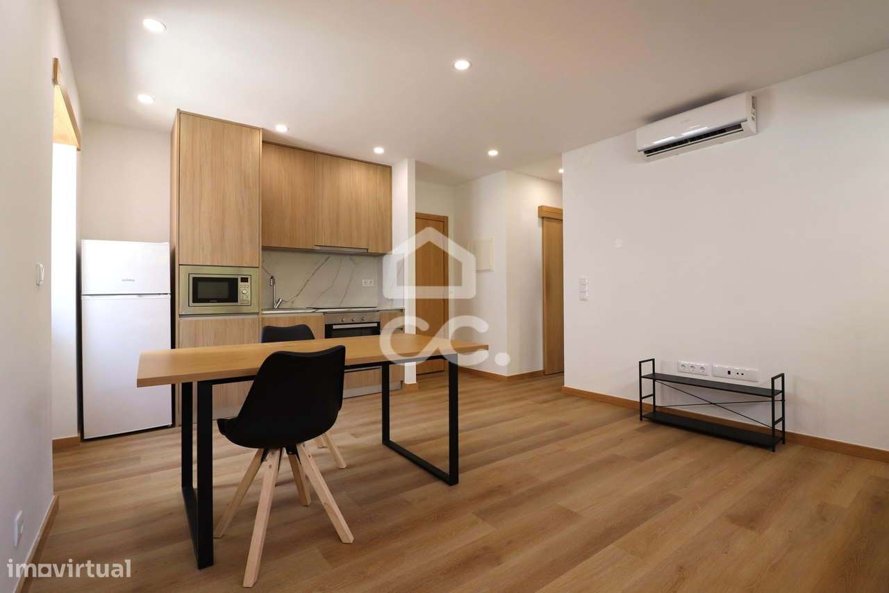 Moradia totalmente remodelada com 6 apartamentos T2 junto à Dias da Si-28