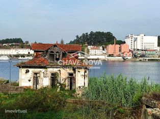 Casa com terreno e ancoradouro ao Rio Douro