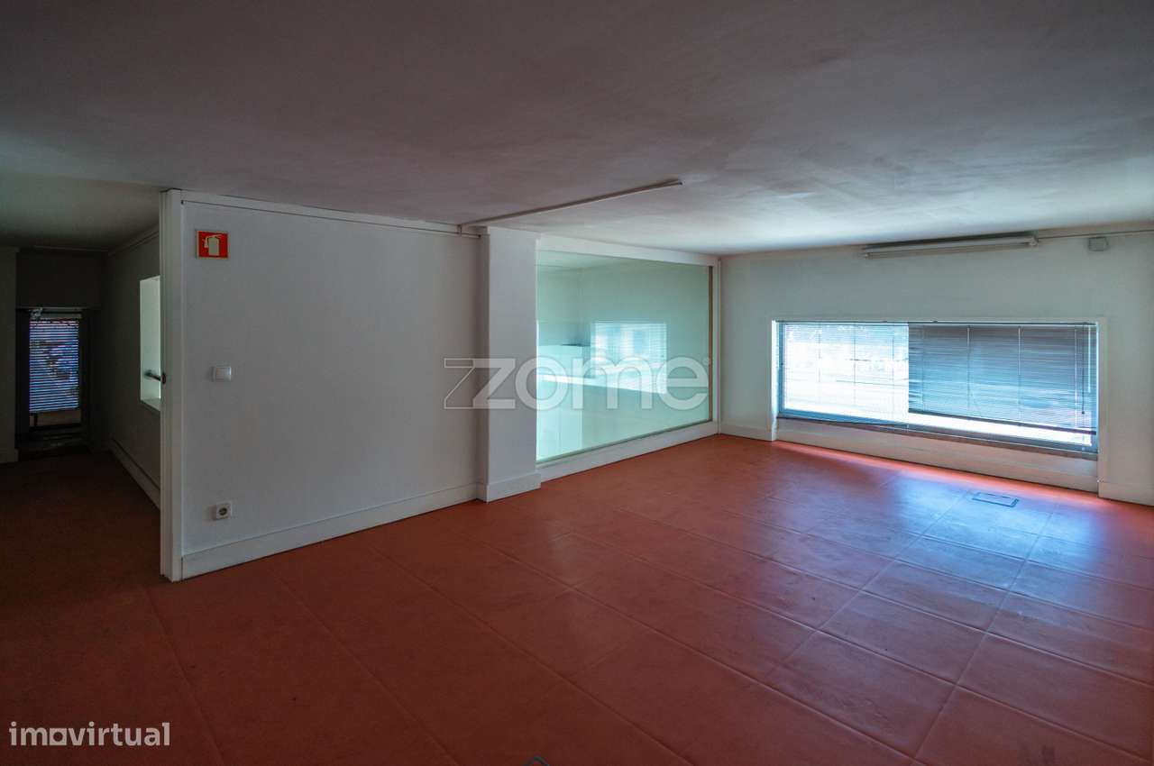 Loja com montra de 175m2 em Odivelas-15