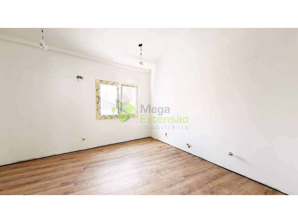 Moradia T2, Nova, com Dois Pisos, no Cadaval-15