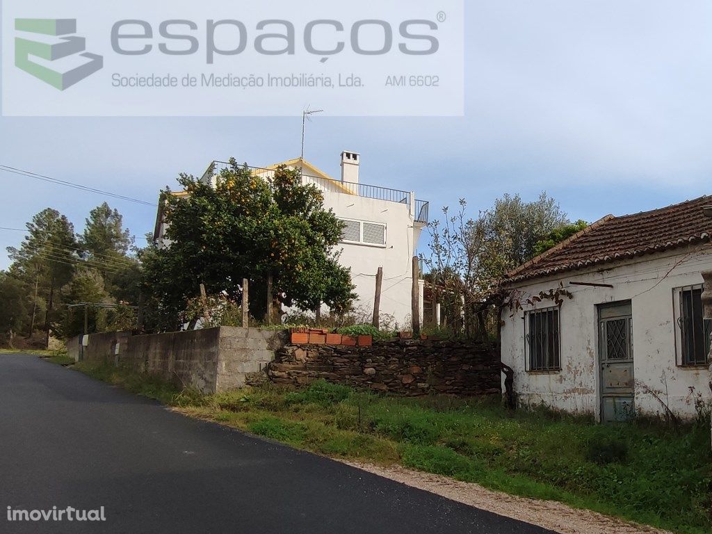 Casa antiga com quintal - Casal de Águas de Verão