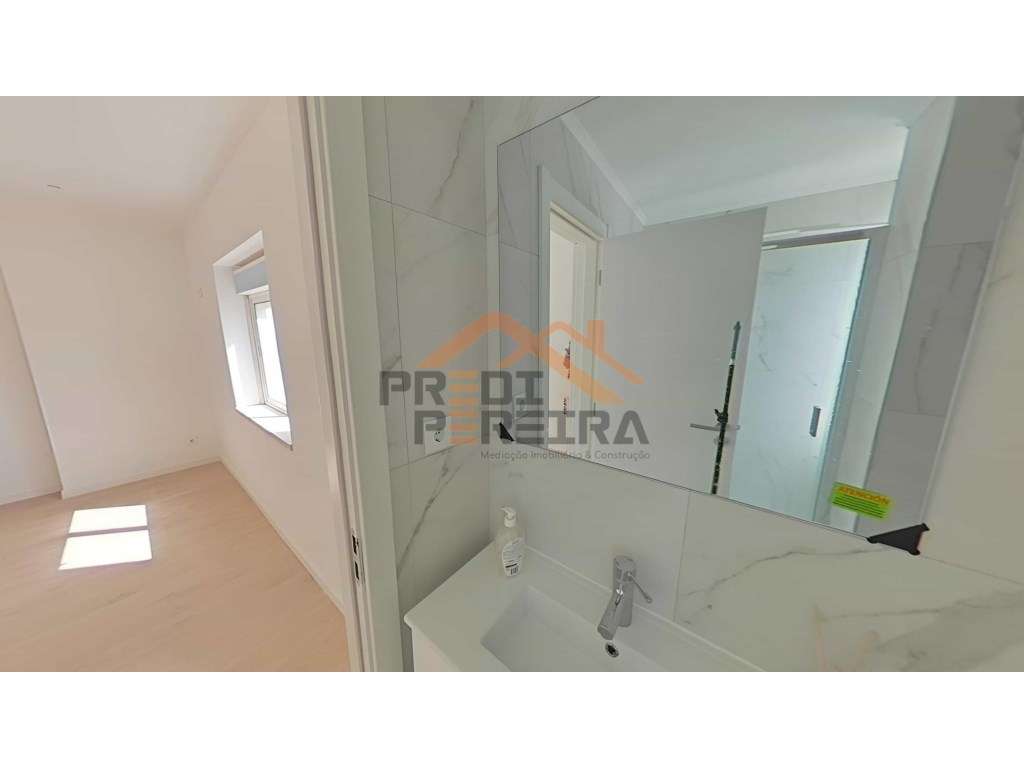 Situado em Odivelas, T3 remodelado.-19