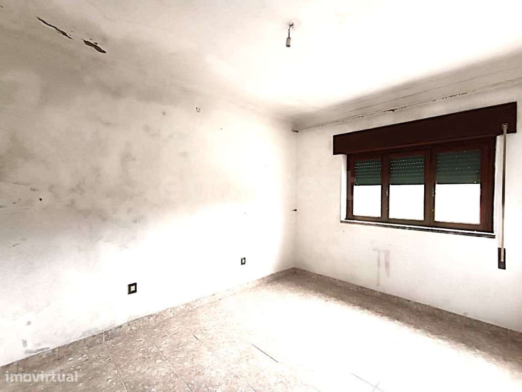 Fantástica moradia com 2 pisos, anexos e comercio-15