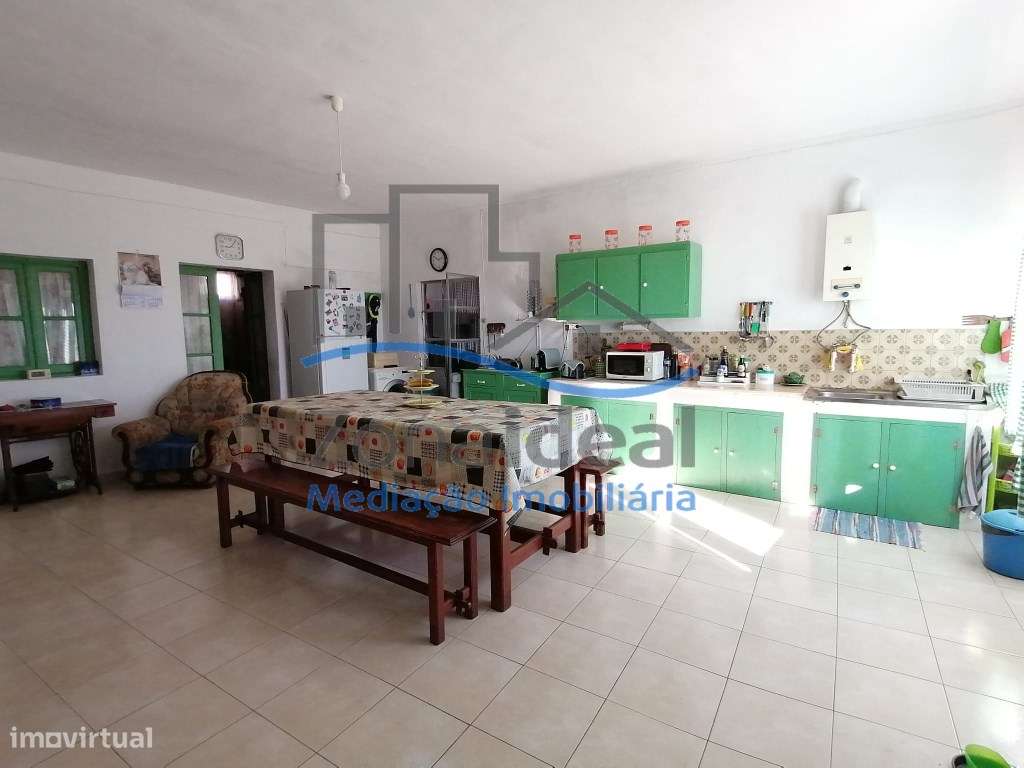 Moradia com dois pisos e logradouro, localizada em Alenquer-19