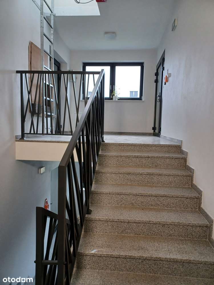 Nowoczesny budynek handlowo-usługowo-biurowy, KSM ul. Zagórska-10