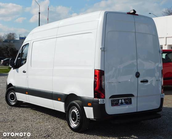 Mercedes-Benz Sprinter - 11