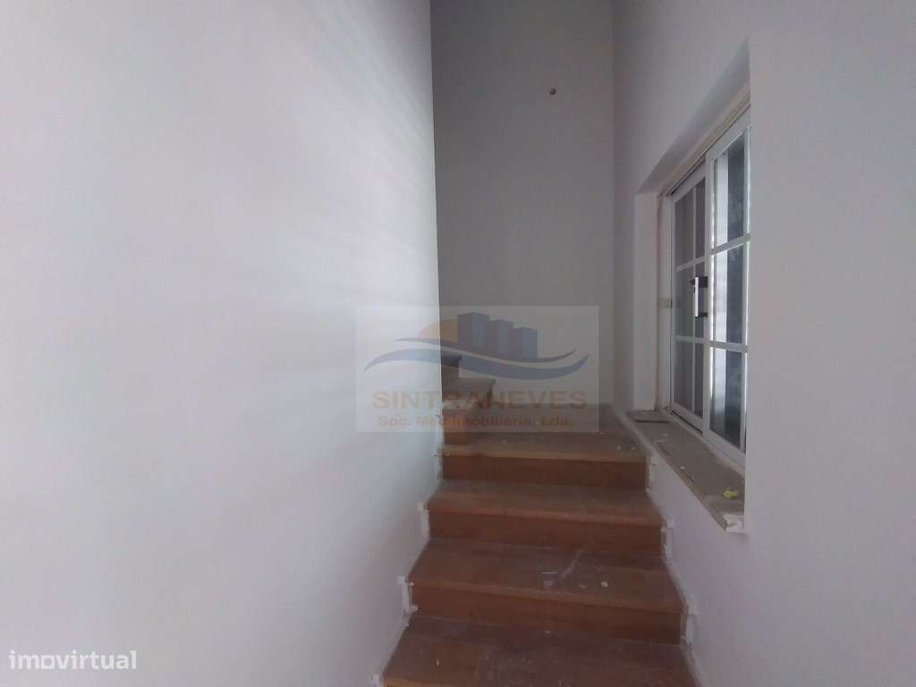 Lindo Apto T4 , totalmente remodelado num 1º andar, junto à Base Na...-14