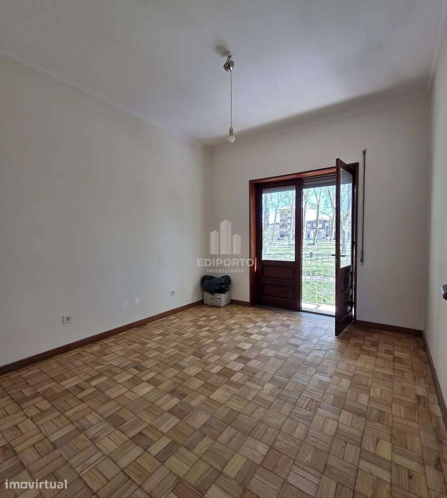 Apartamento T2 parcialmente renovado Praça da Corujeira - Grande imagem: 5/15