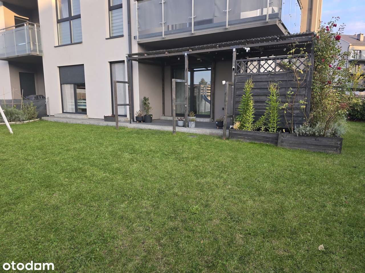 Mieszkanie 57 m² z ogrodem 240 m² i 2 miejscami postojowymi - Pełny obrazek: 1/9