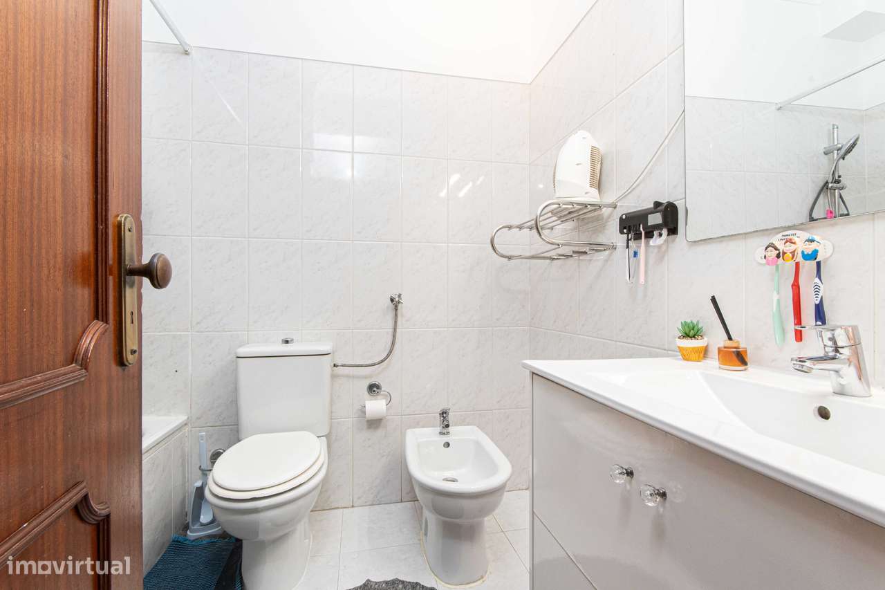 T2 com arrecadação, boas áreas, excelente localização Povoa Sta Iria-10