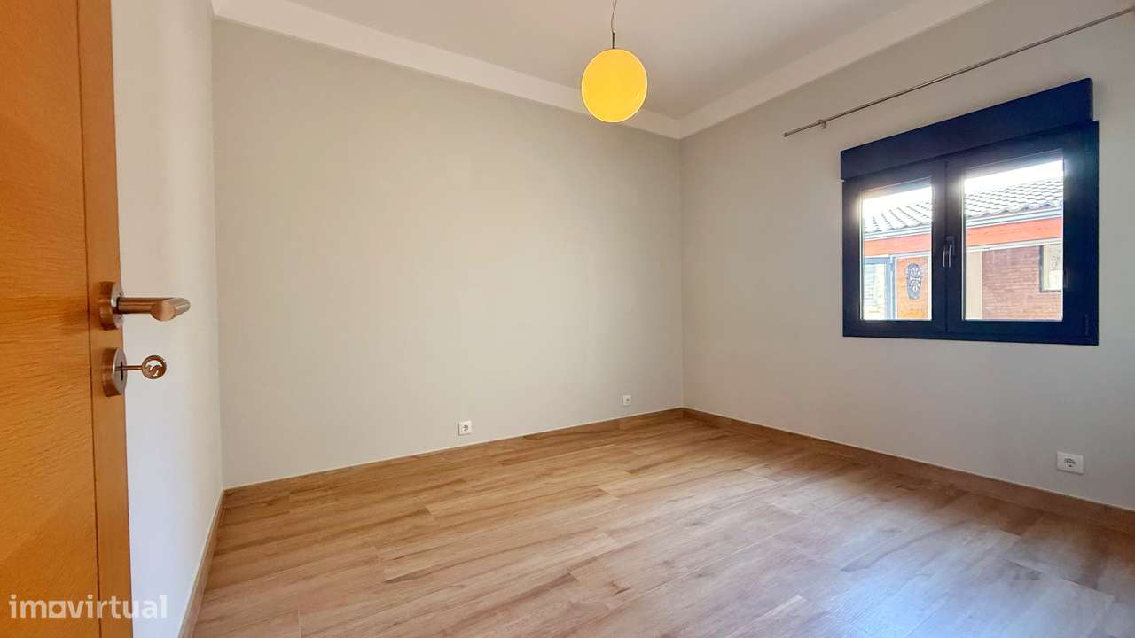 Moradia IsoladaT1+1 Totalmente Remodelada -Charneca da Caparica-24