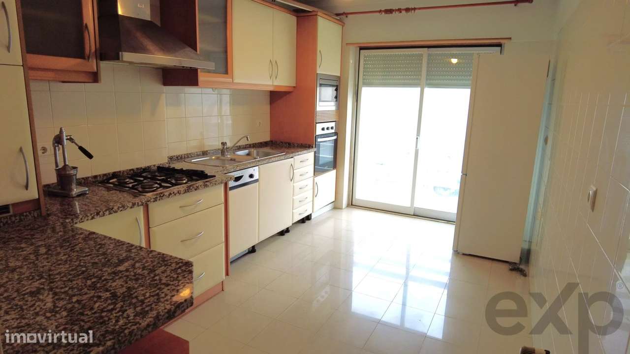 Apartamento T2 de 130m2, elevadores, parqueamento  e muita luz - Grande imagem: 5/21