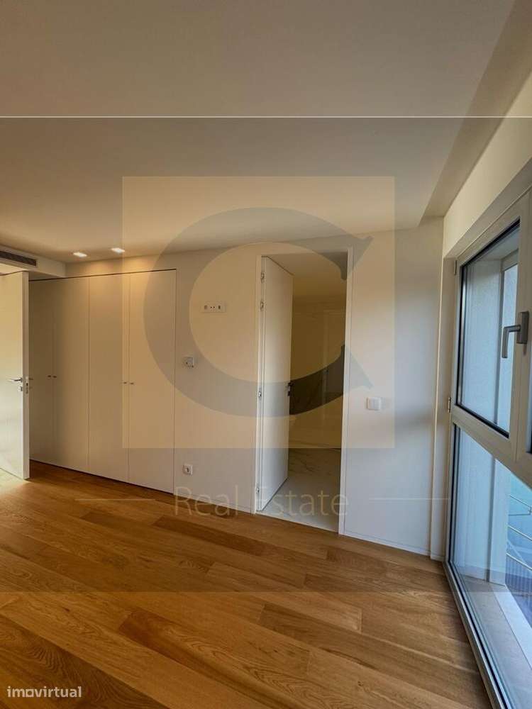 Moradia T4 Triplex Nova com Jardim, Terraço e Garagem para 4 Carros ju-18