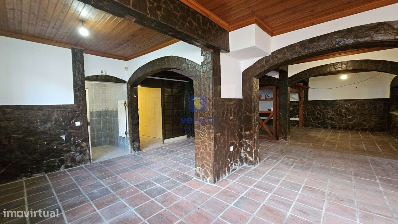 Edifício para Habitação e Comércio - Moradia T3 Renovada c/ Terraço e-35