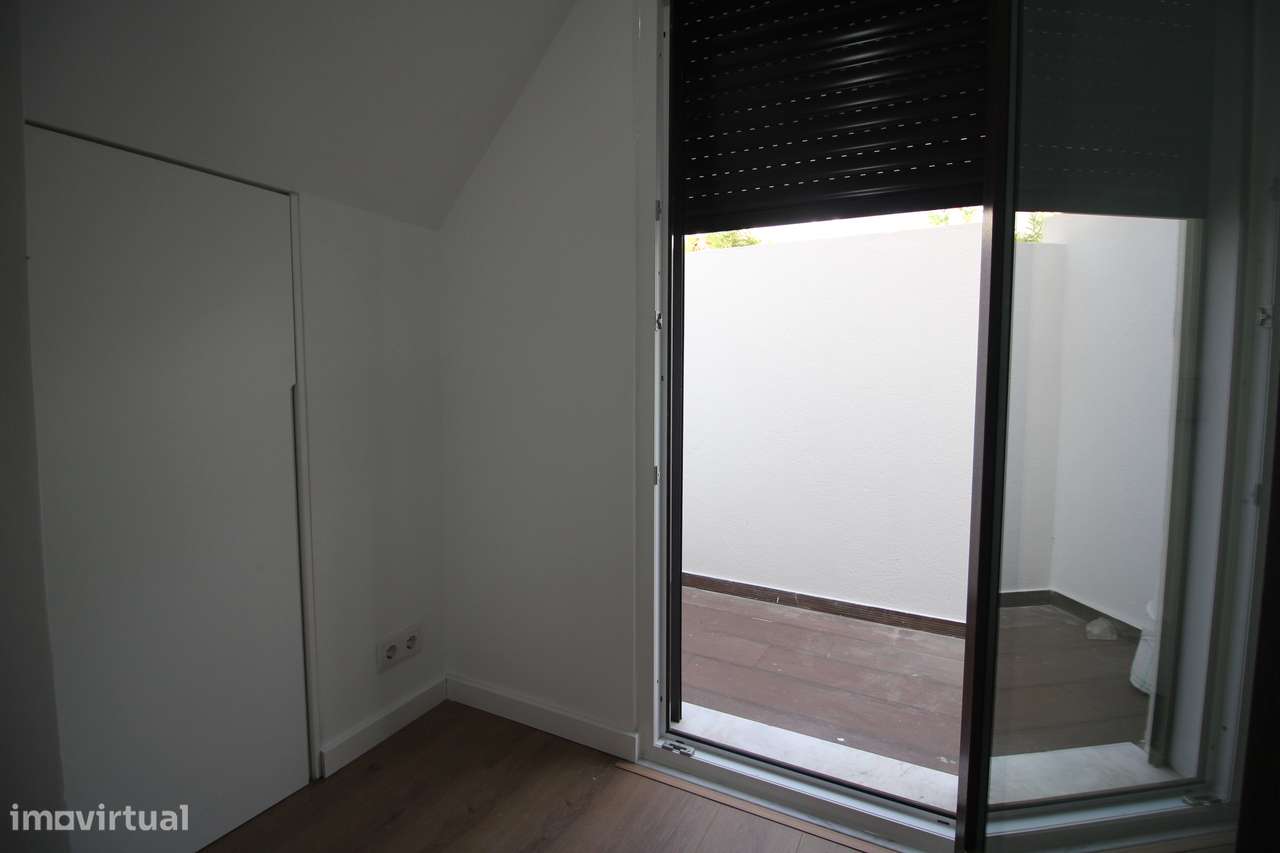 Rc de moradia com Quintal e estacionamento no Seixal-25