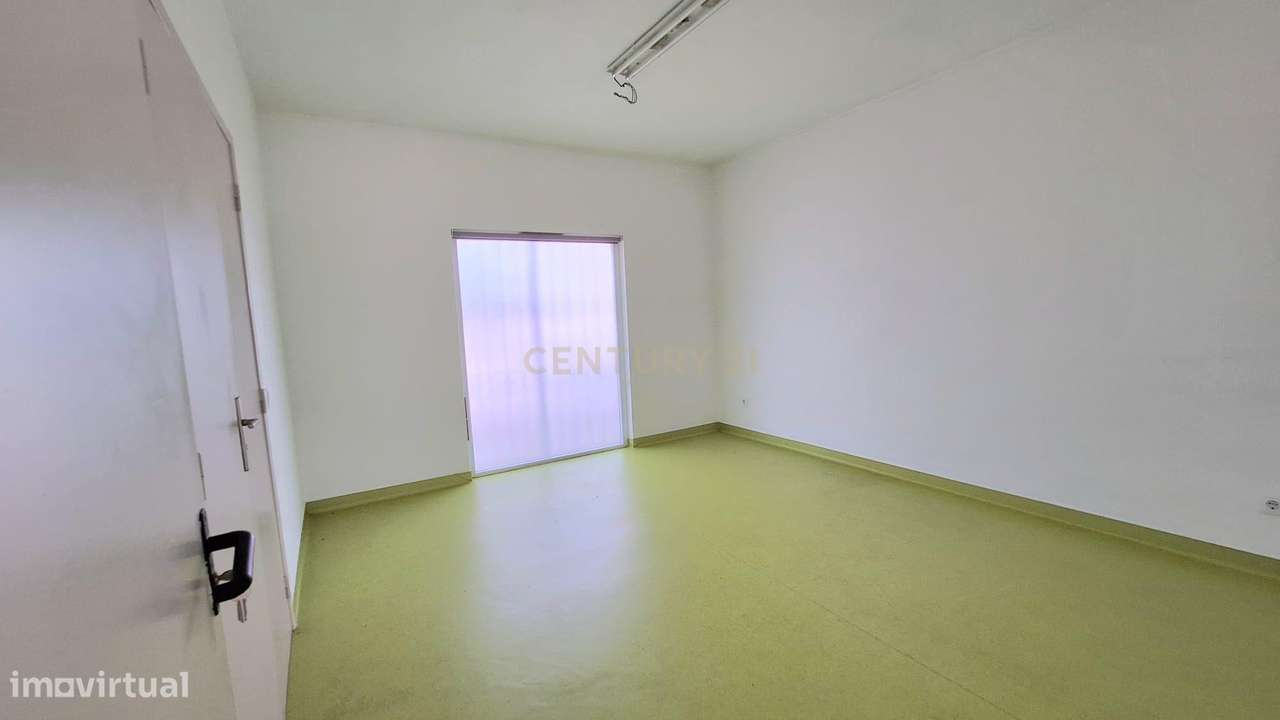 Predio com espaço comercial e a apartamento t3 em Pêra - Grande imagem: 5/41