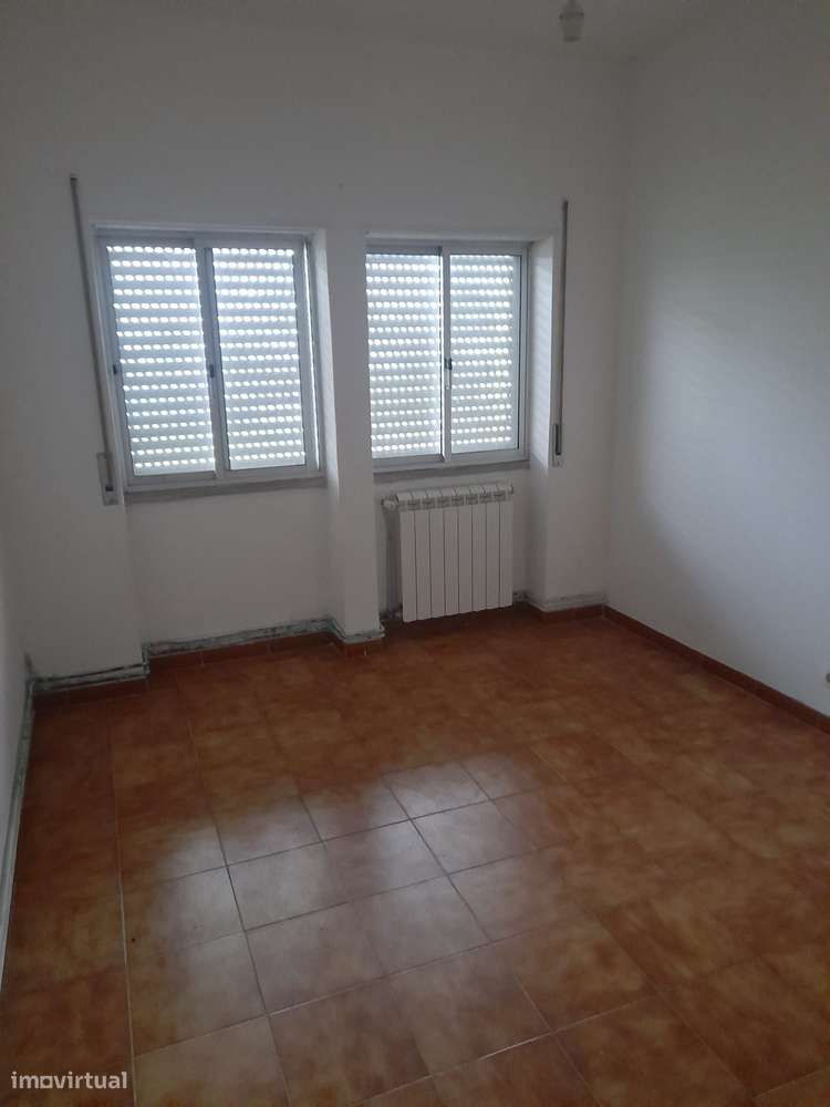 T2 com cozinha separada e gás natural no Barreiro-11