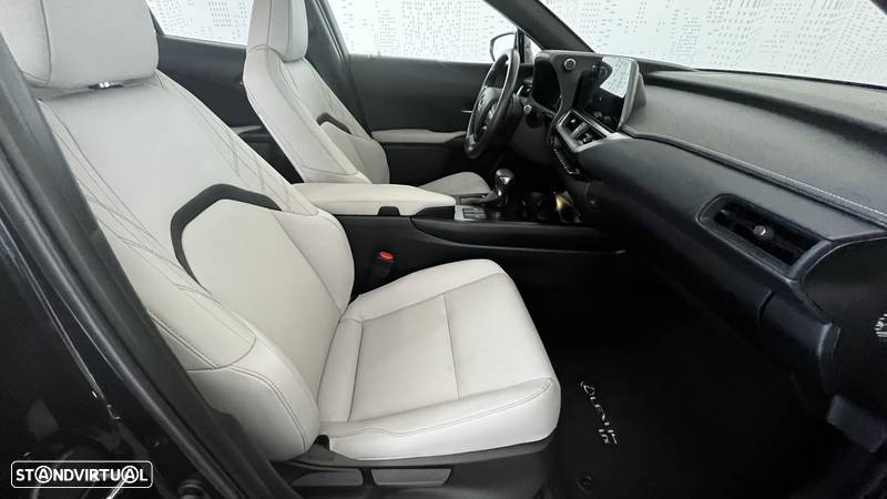 Lexus UX 250h Sport (Ecrã 12.3) - 17
