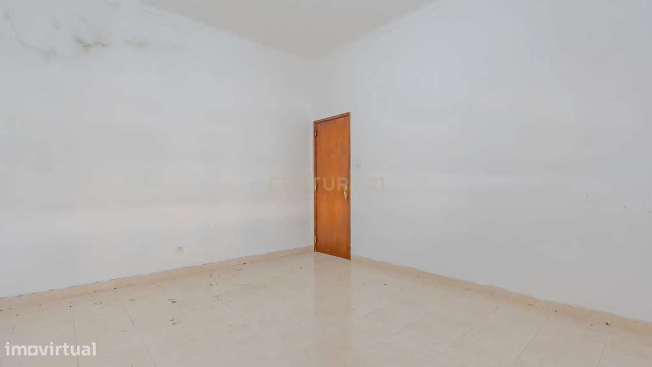 Moradia Isolada com Terreno de 1041 m² – Um Mundo de Possibilidades!-5