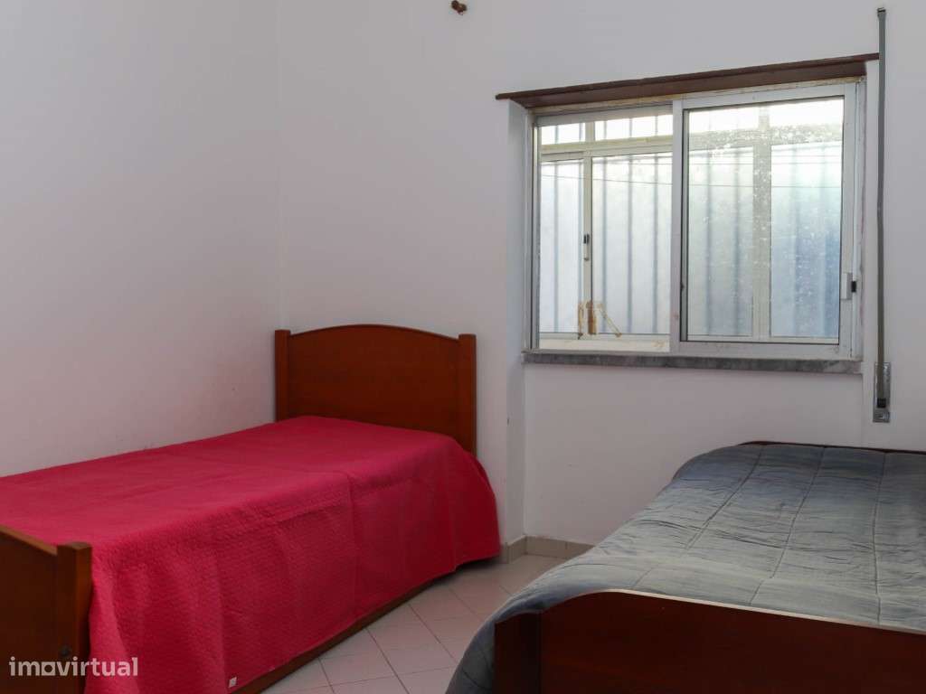 Apartamento T2 no Centro de Faro Ideal para renovar-8
