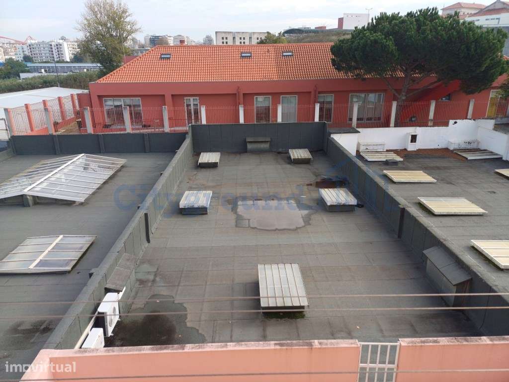 Excelente prédio renovado, de 10 fracções, em Benfica-13