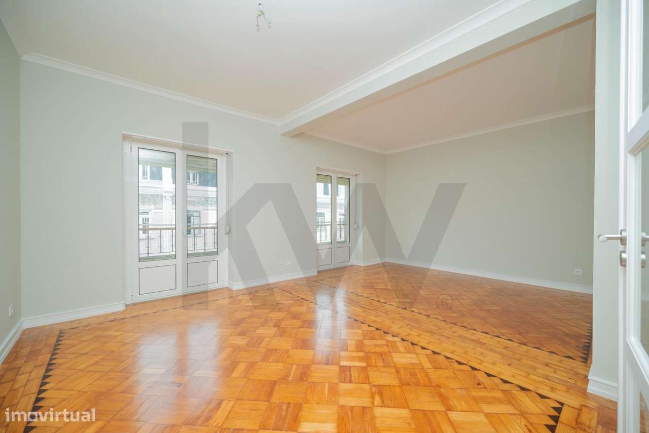 T2 Renovado e Luminoso em Campo de Ourique  — Varanda, Suite e Local - Grande imagem: 5/37