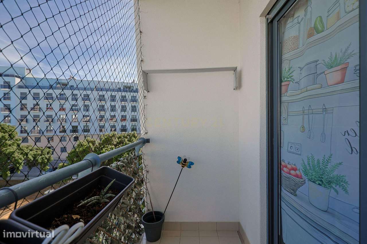 Apartamento T2 com Garagem, no Parque Luso em Corroios.-23