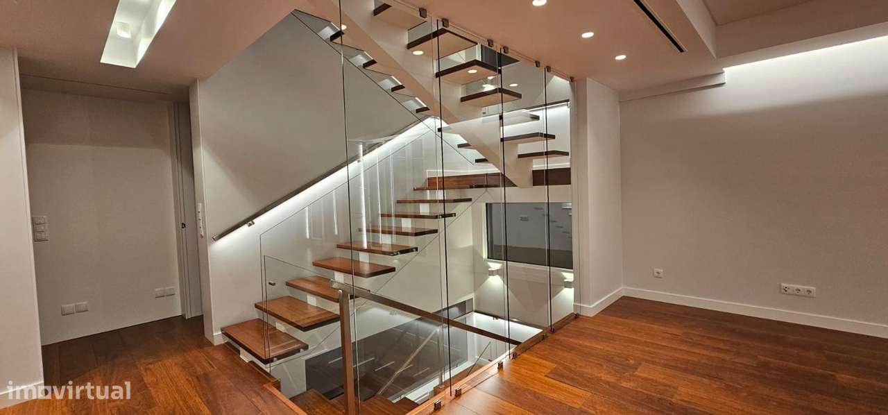 Moradia de Luxo V5 com Piscina e Jardim – Charneca de Caparica - Grande imagem: 4/42