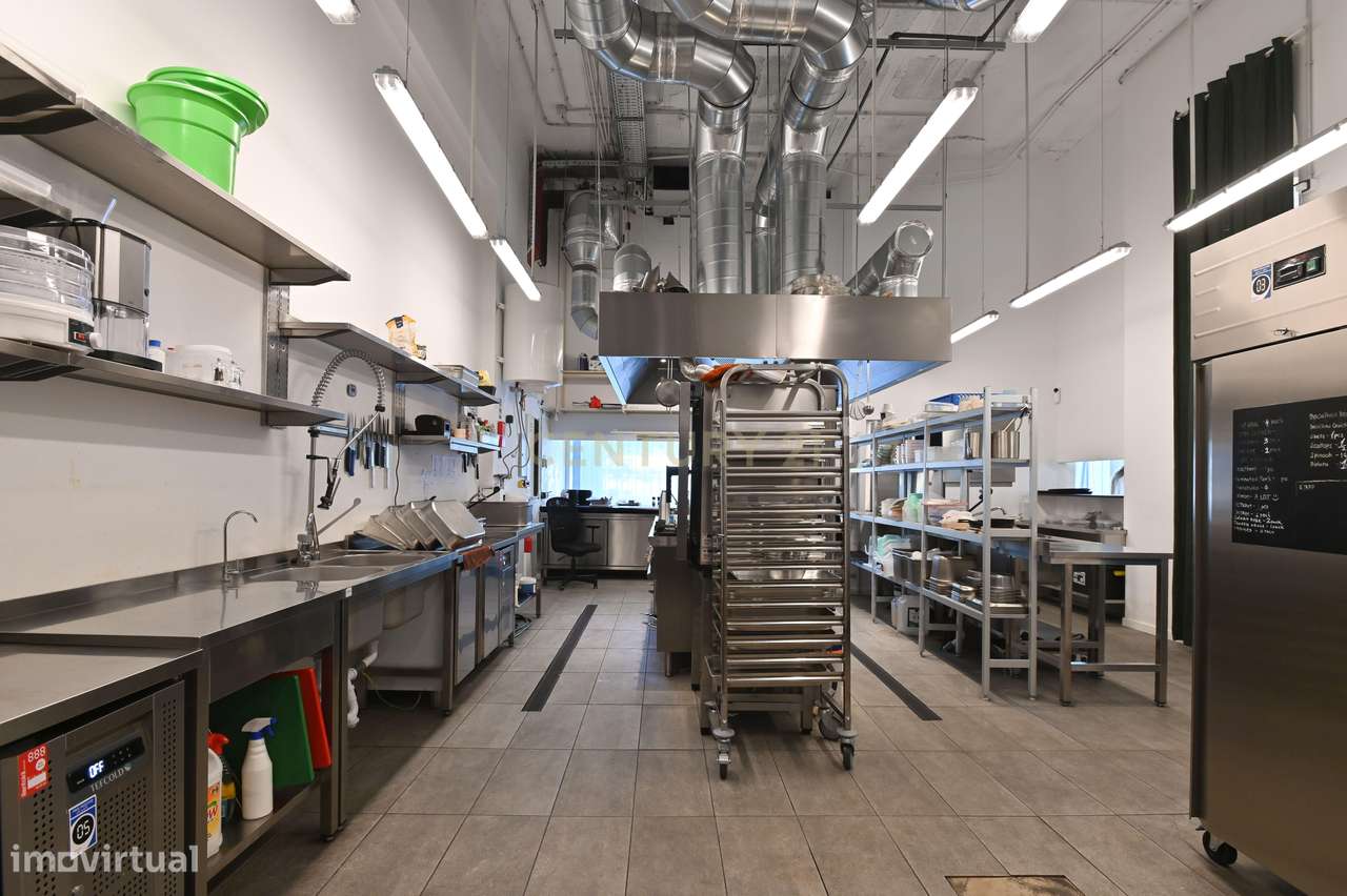 Trespasse de Restaurante (270 m2 + 2 esplanadas + 9 lugares de estacio-11