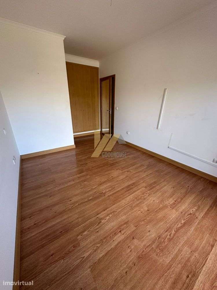 Apartamento T2 de duas frentes com garagem e elevador-7