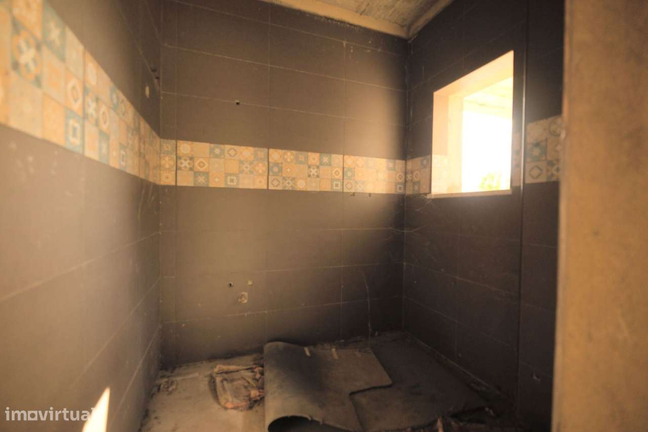 Terreno com moradia T3 (construção parada) - Grande imagem: 5/25