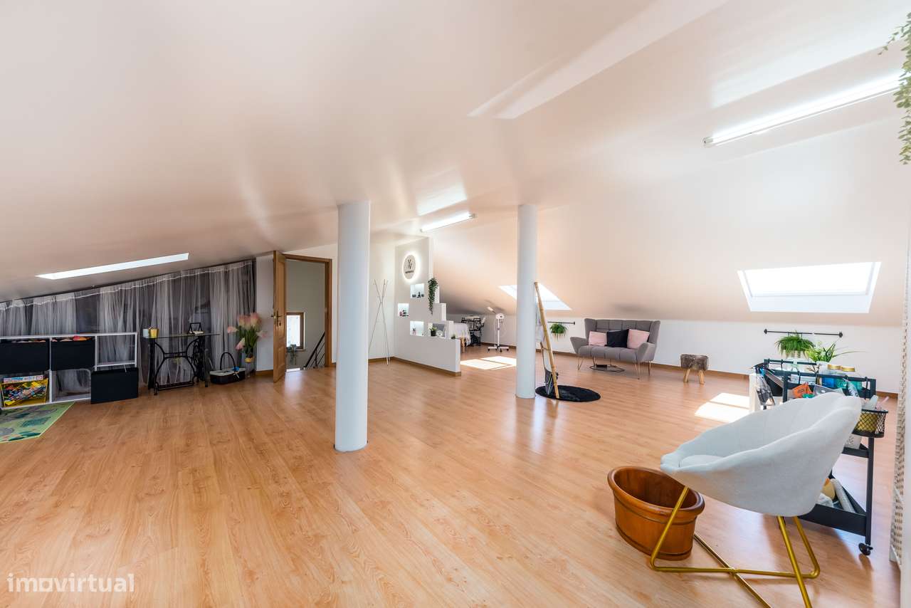 Moradia Isolada com 5 quartos| 2 Suite | Garagem e Sótão | 5m Metro-41