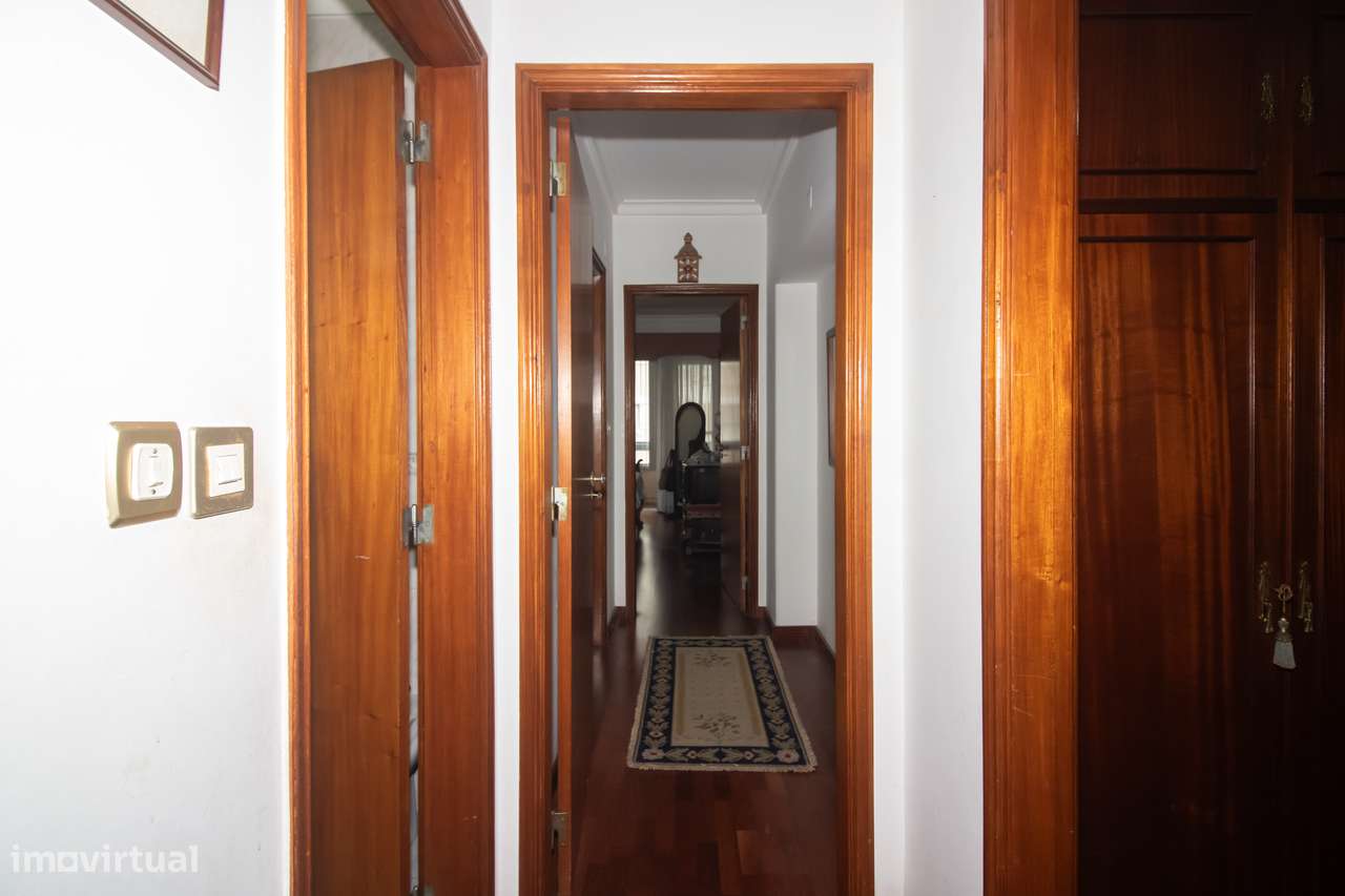 Espaçoso Apartamento T4 na Prestigiada Portela de Sacavém-19