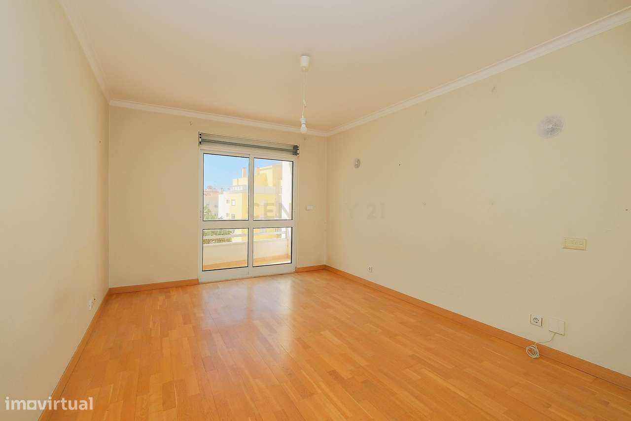 Apartamento T3 luminoso na Parede com varandas, garagem e arrecadação-11